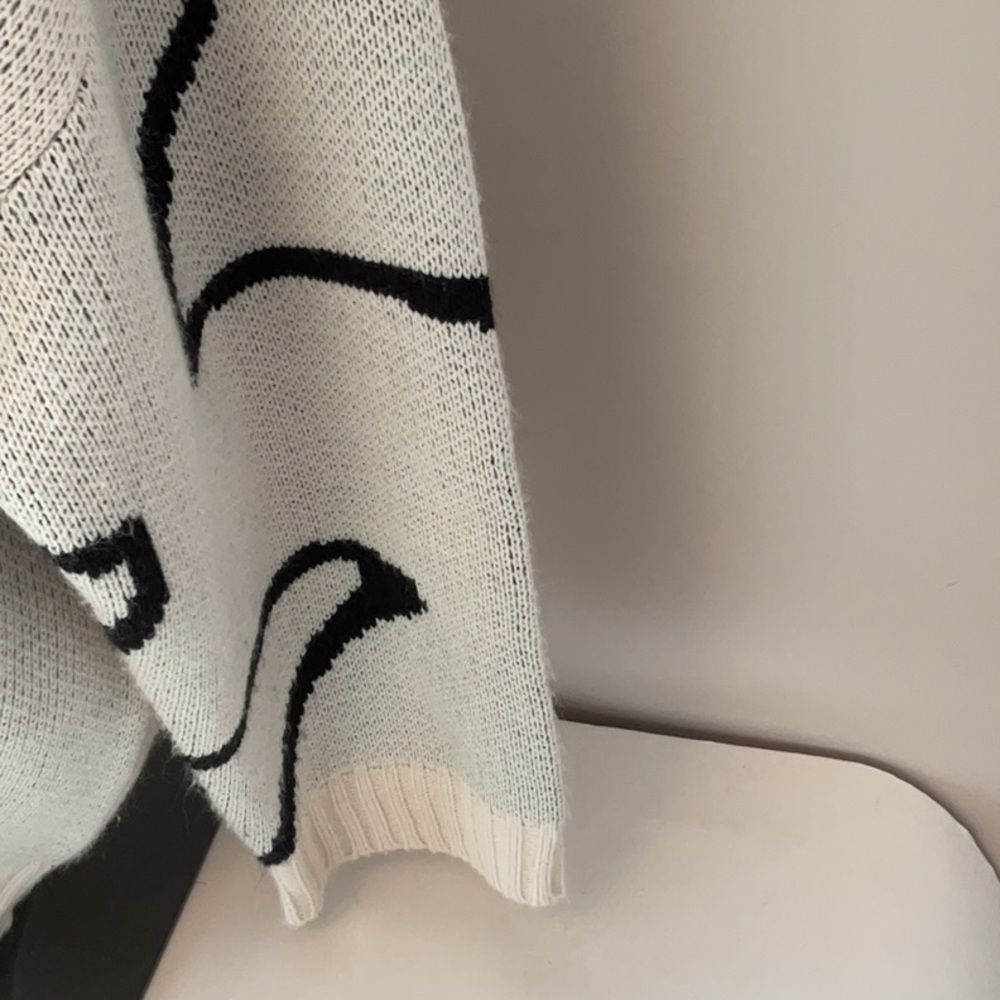 Le Lis Oversized Abstract Pattern Sweater - Picture 7 of 11